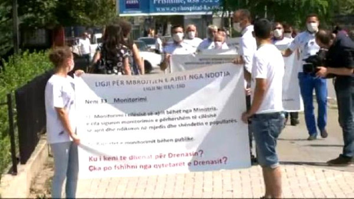 Kosova\'da Hava Kirliliğine Karşı Protesto