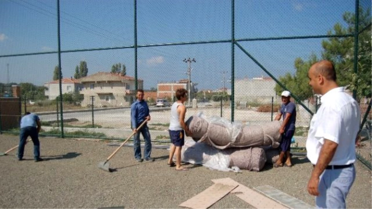 Lapseki İlçesine 1 Milyon 200 Bin Liralık Halı Saha Yatırımı