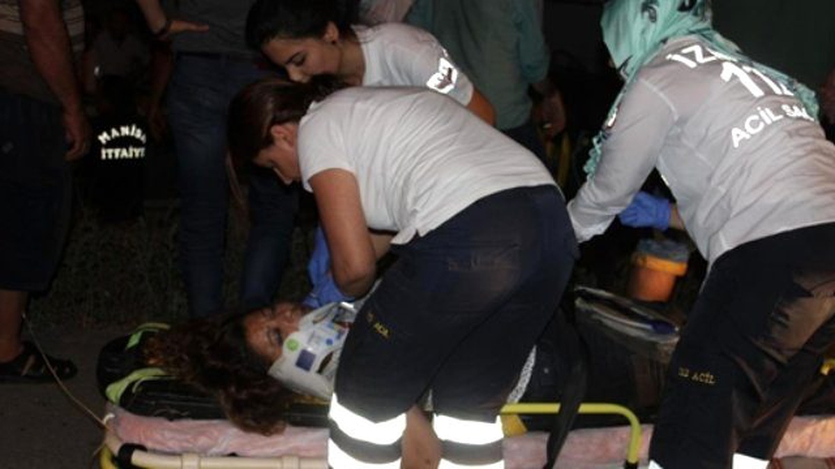 Manisa\'da Otomobil Duvara Çarptı: 2 Ölü, 2 Yaralı