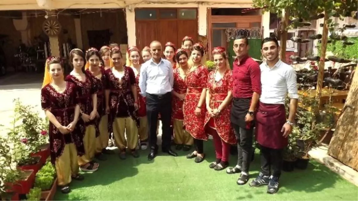 Memleketi Şanlıurfa'nın Yöresel Tatlarını ve Kıyafetlerini Eskişehir'e Taşıdı
