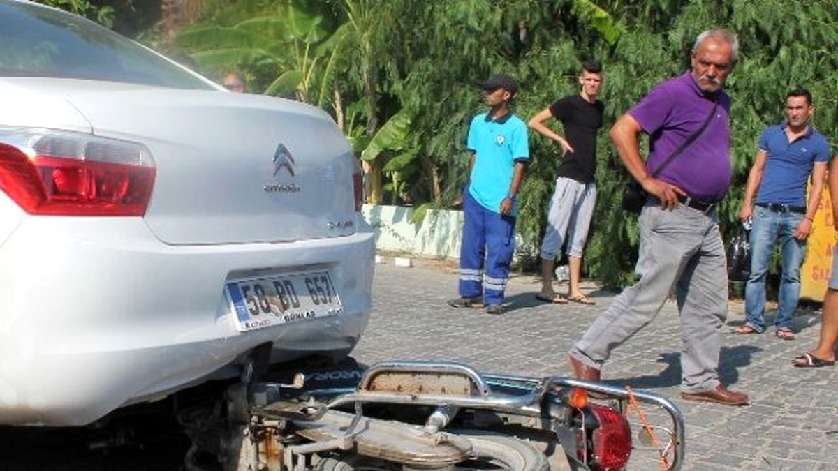 Motosikletle Otomobilin Altına Giren Gençler Kazayı Sıyrıklarla Atlattı