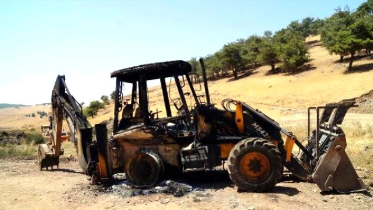 Nurdağı\'nda PKK\'lılar İş Makinelerini Yaktı