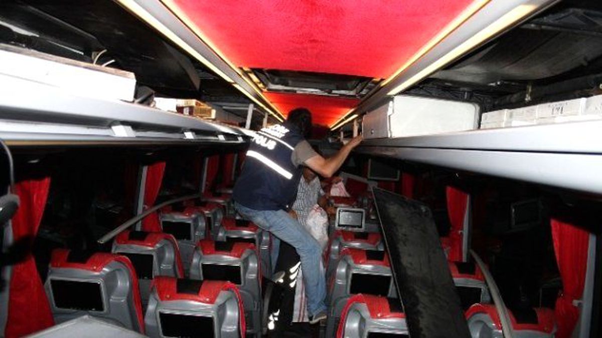 Otobüsün Tavanından 40 Bin Paket Kaçak Sigara Çıktı