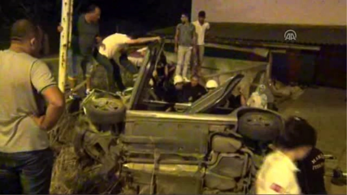 Manisa\'da Otomobil Duvara Çarptı: 2 Ölü, 2 Yaralı