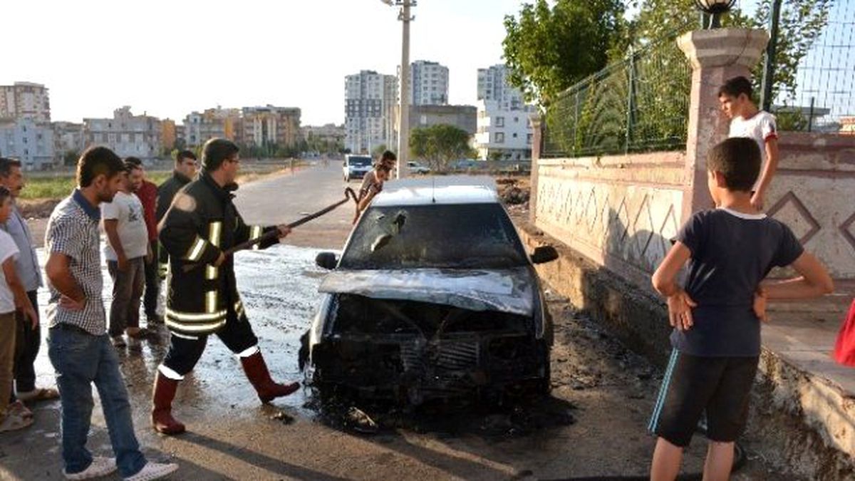 Park Halindeki Otomobil Cayır Cayır Yandı