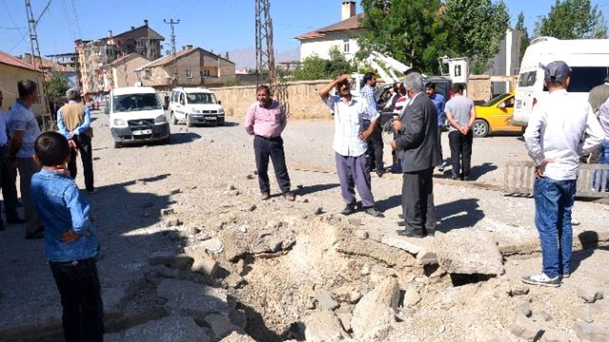 Yüksekova'da Polis Aracının Geçişi Sırasında Patlama