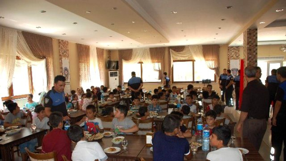 Polisler, Kuran Kursu Öğrencileriyle Bir Araya Geldi