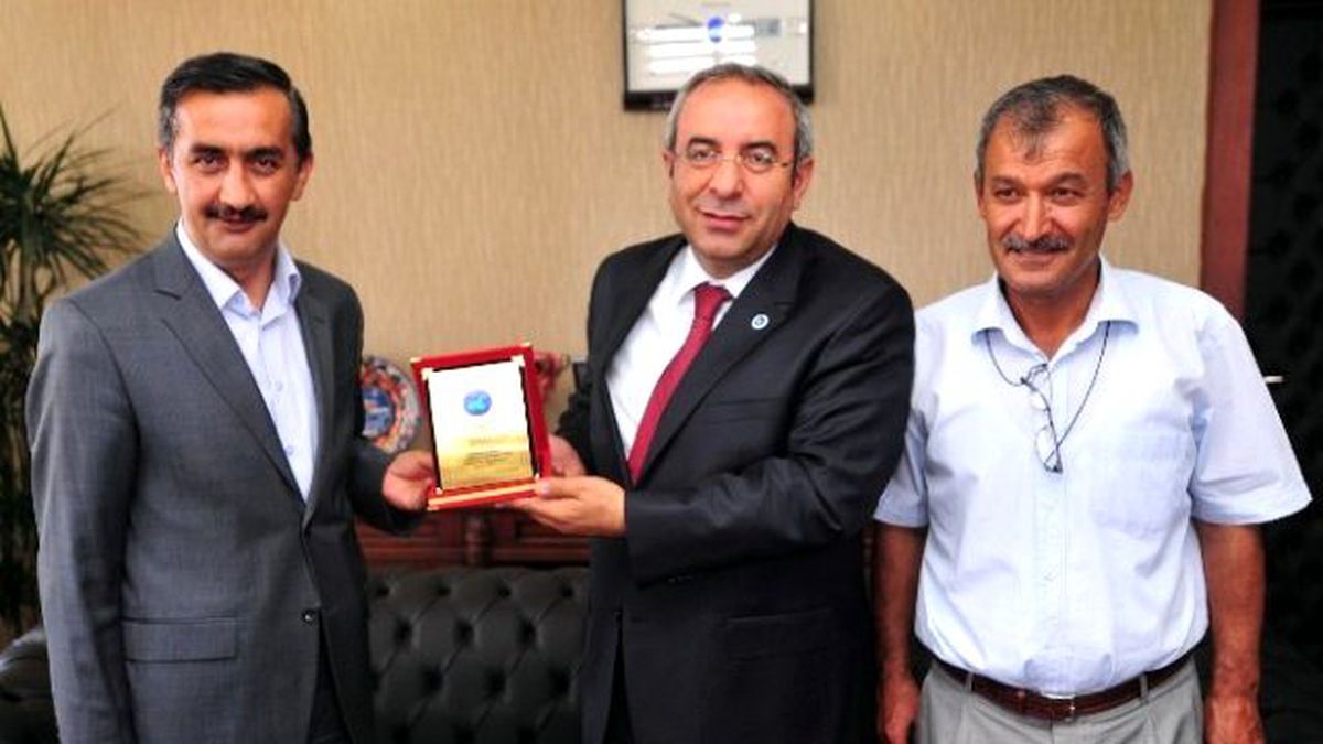 Rektör Battal\'dan Sevimli\'ye Plaket