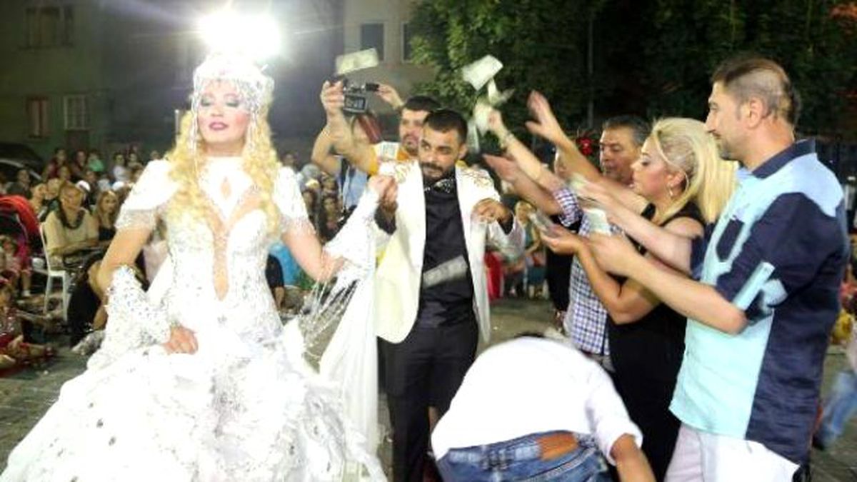 Romanlar\'ın Düğününde Dolarlar Havada Uçuştu