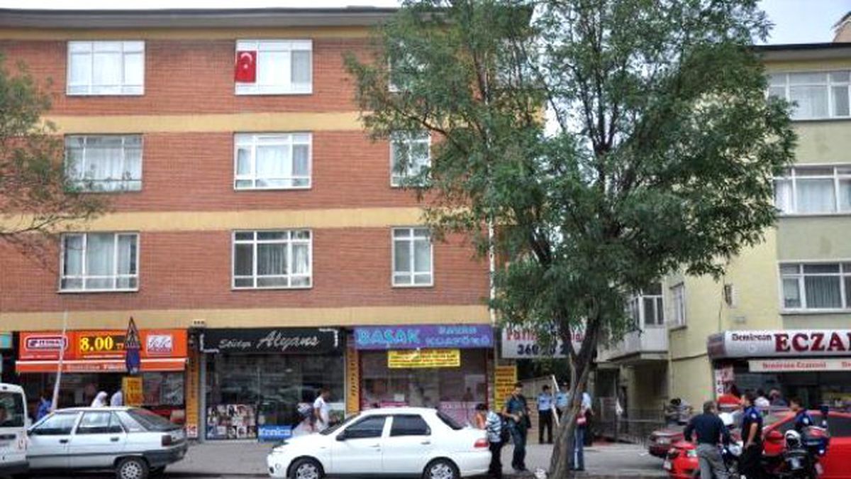 Şehit Uman Çavuş Barış Akın\'ın Ankara\'daki Evine Ateş Düştü