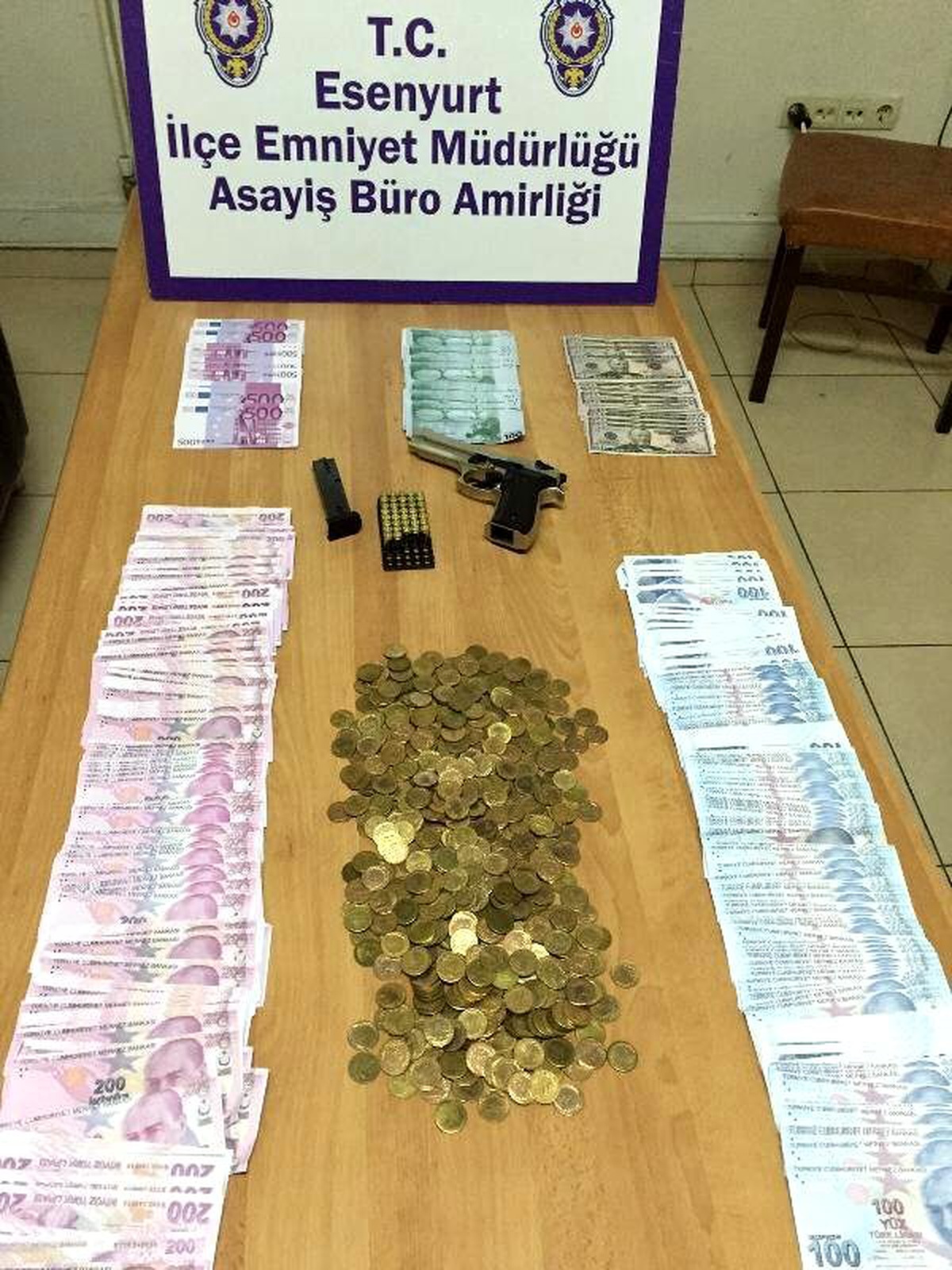 Suriyeliler 500 Tarihi Sikkeyi Satarken Yakalandı
