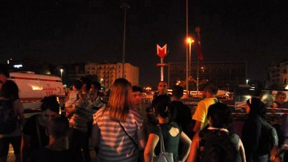Taksim Metrosunda Şüpheli Paket Paniği