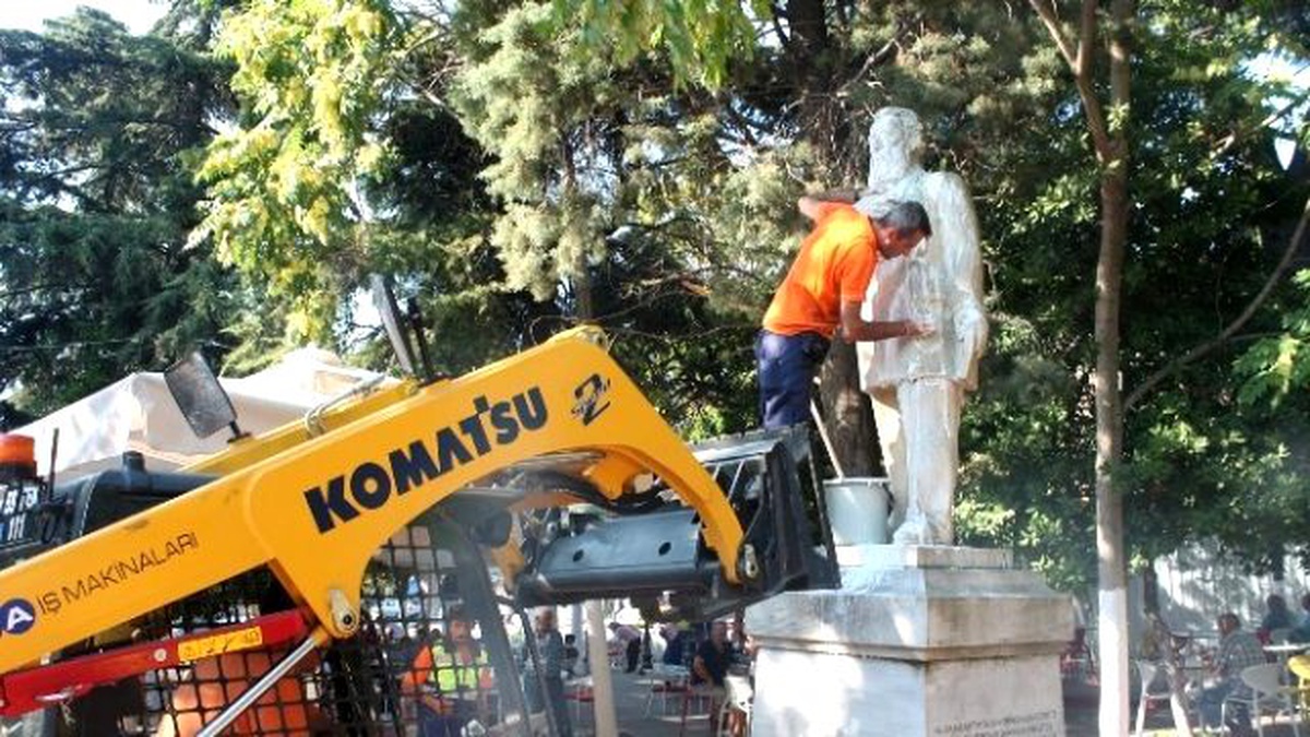 Tekirdağ\'ın Simgesi Namık Kemal Heykeli Yıkandı