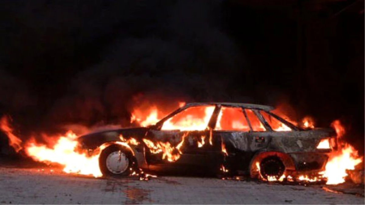 Tunceli\'de Teröristler İki Aracı Yağmaladı