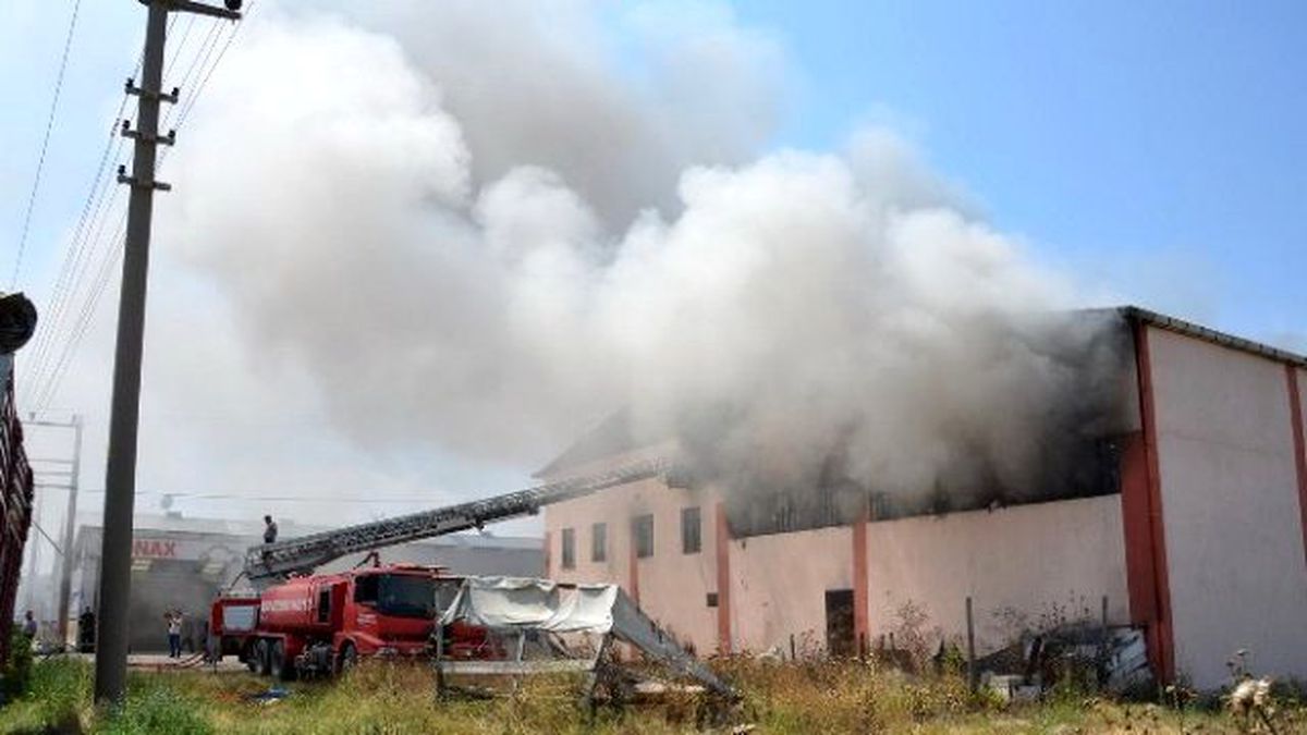 Uşak\'ta Elyaf Fabrikasında Çıkan Yangın Korkuttu