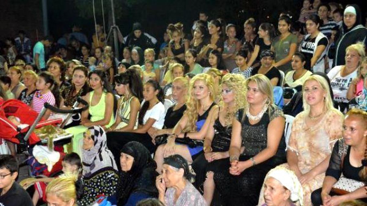 Video) Dollars Spilled Out İn Carnival-esque Roma Wedding