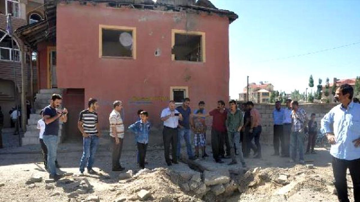 Yüksekova\'da Polise Bombalı Saldırı