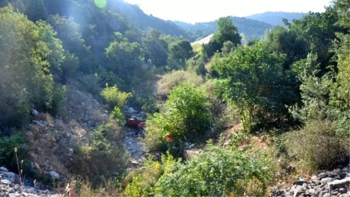 35 Metreden Şarampole Yuvarlanan Otomobilden Sağ Çıktı