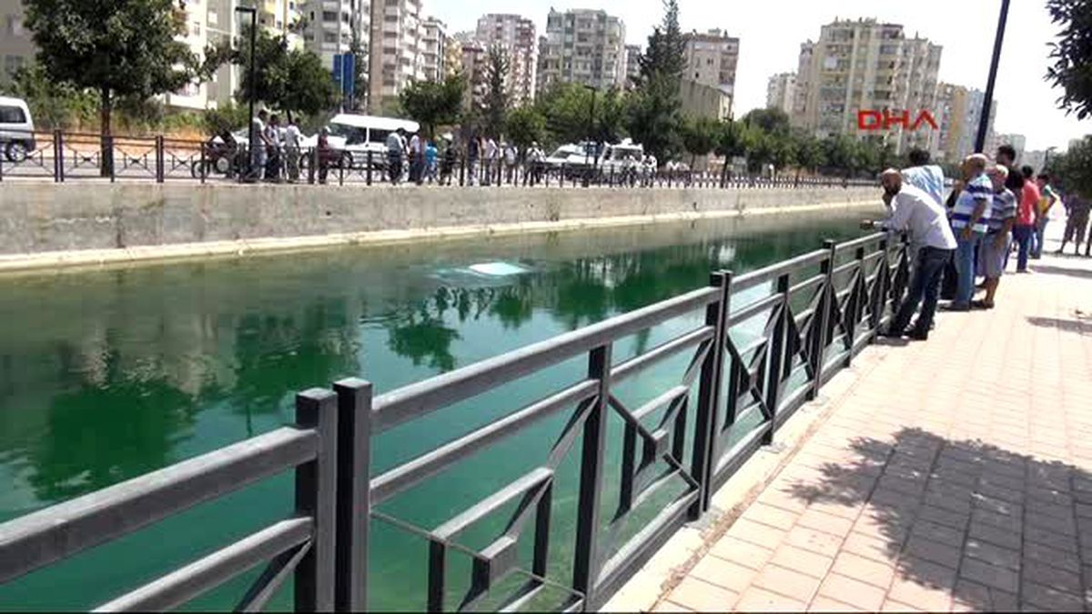 Adana Otomobiliyle Kanala Uçan Sürücü, Yüzerek Kurtuldu