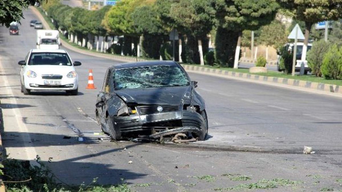 Ağaçları Deviren Otomobil Karşı Şeride Uçtu
