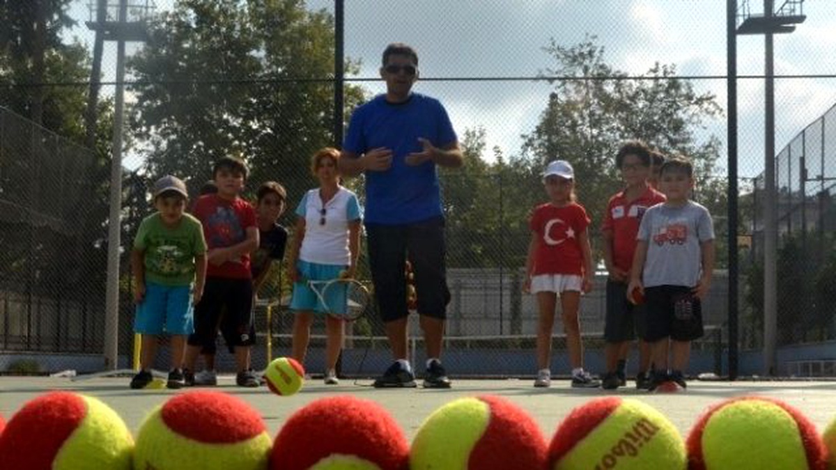 Aileler Çocuklarına Tenis Oynayarak Model Olmalı"