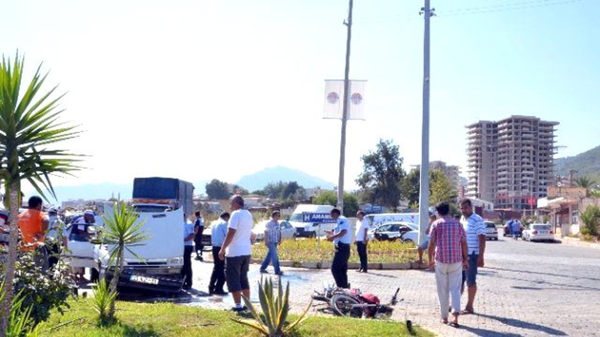 Anamur\'da Otomobil ile Motosiklet Çarpıştı: 1 Yaralı