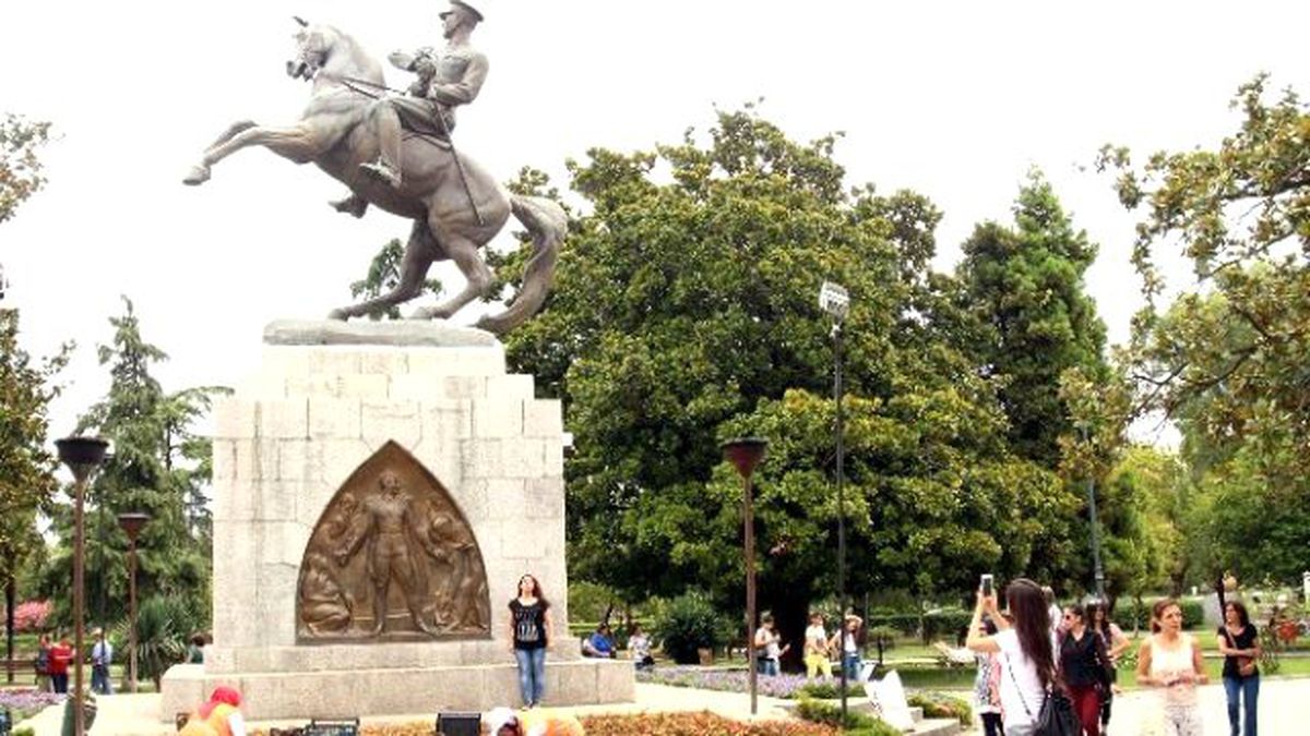 Anıt Çevresindeki Çiçekler Yenilendi