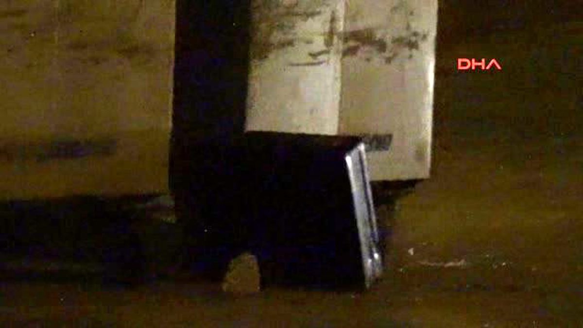 Çöpün Yanına Bırakılan Evrak Çantası Korkuttu