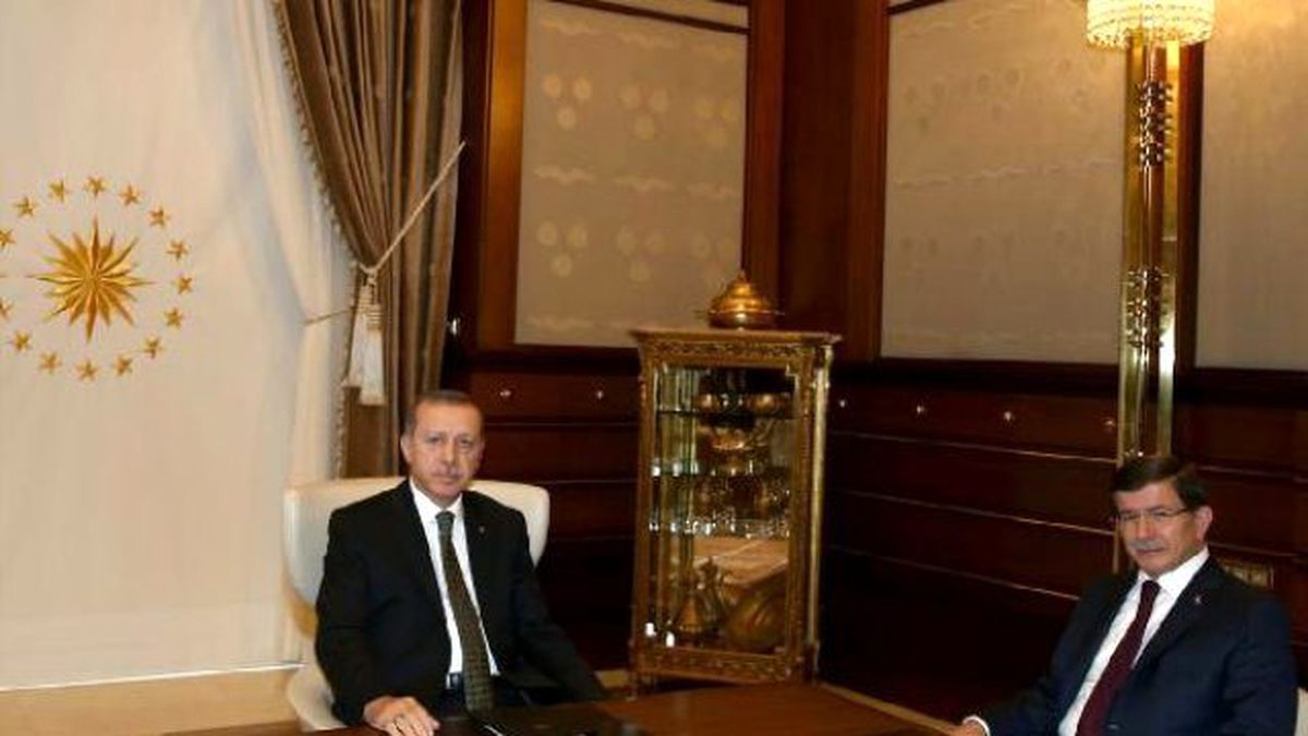 Başbakan Davutoğlu ve Genelkurmay Başkanı Akar Cumhurbaşkanlığı Sarayı\'nda
