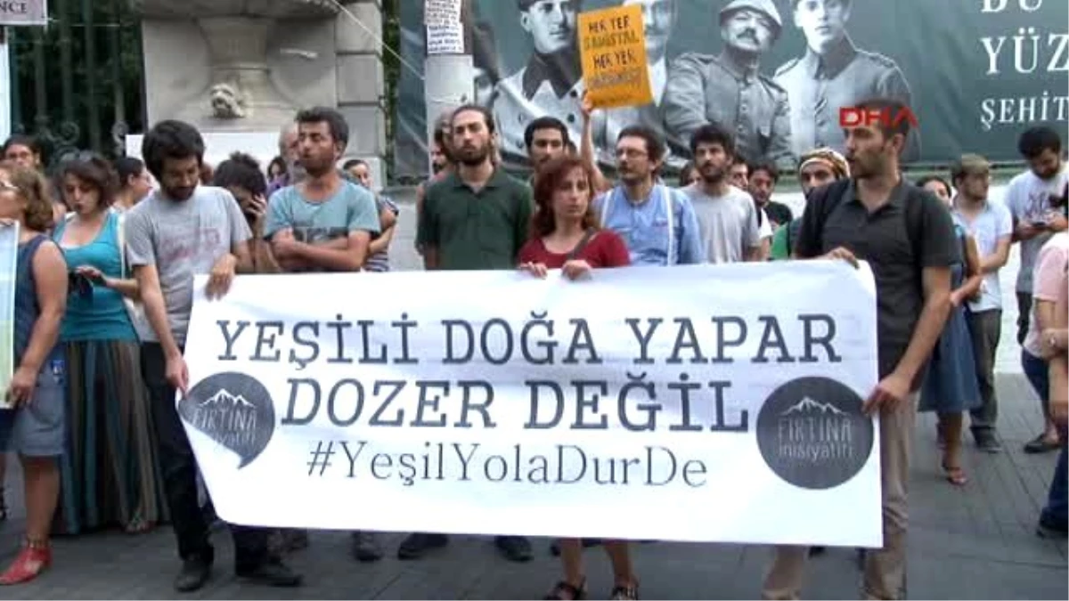 Beyoğlu\'nda Yeşil Yol Protestosu...