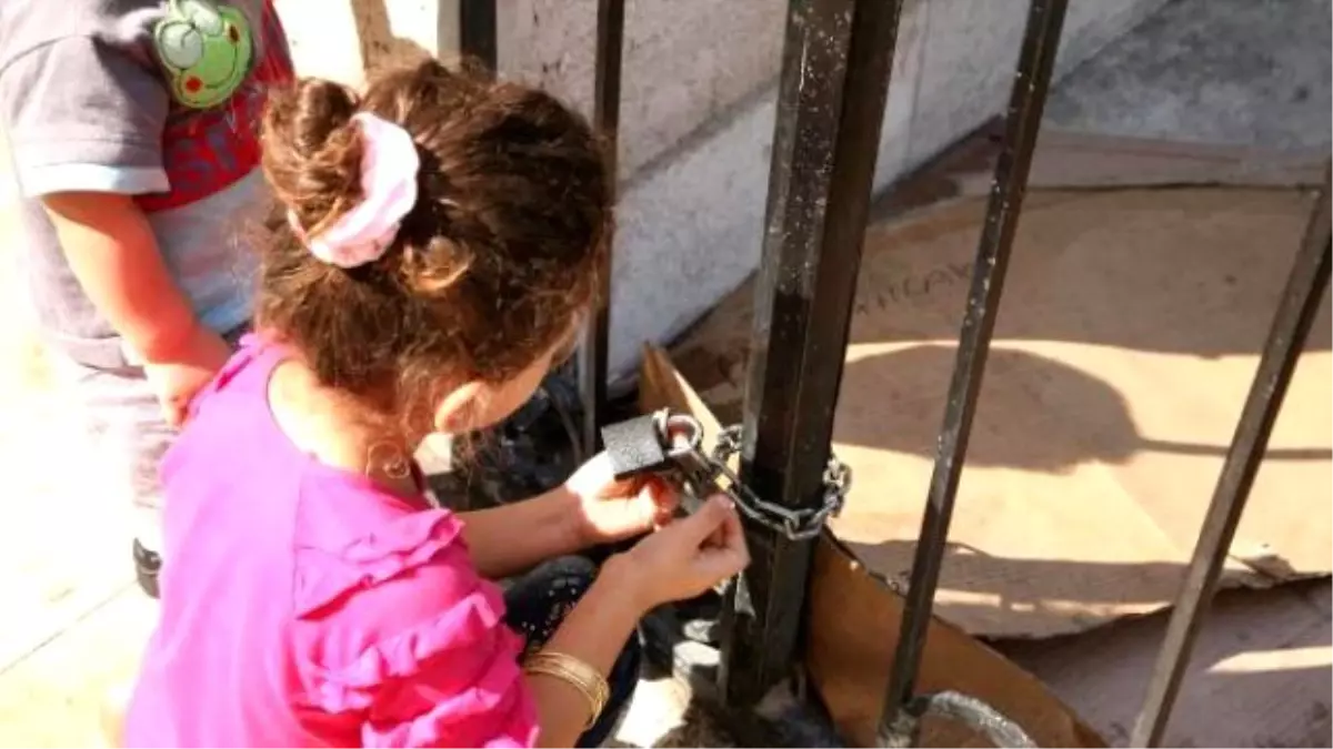 Suriyelilerin Akın Ettiği Caminin Kapısına Kilit Vuruldu