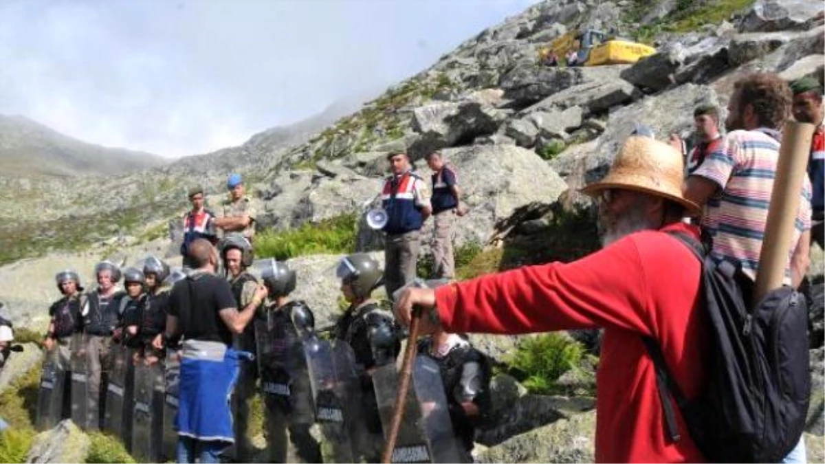 Çamlıhemşin\'de Yeşil Yol İnşaatı Asker Gözetiminde Yeniden Başladı