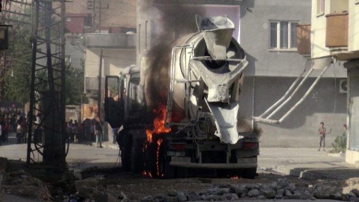 Cizre\'de Ydg-H Üyeleri Bir İş Makinesini Yaktı, Olay Yerine Gelen Polise Saldırdı