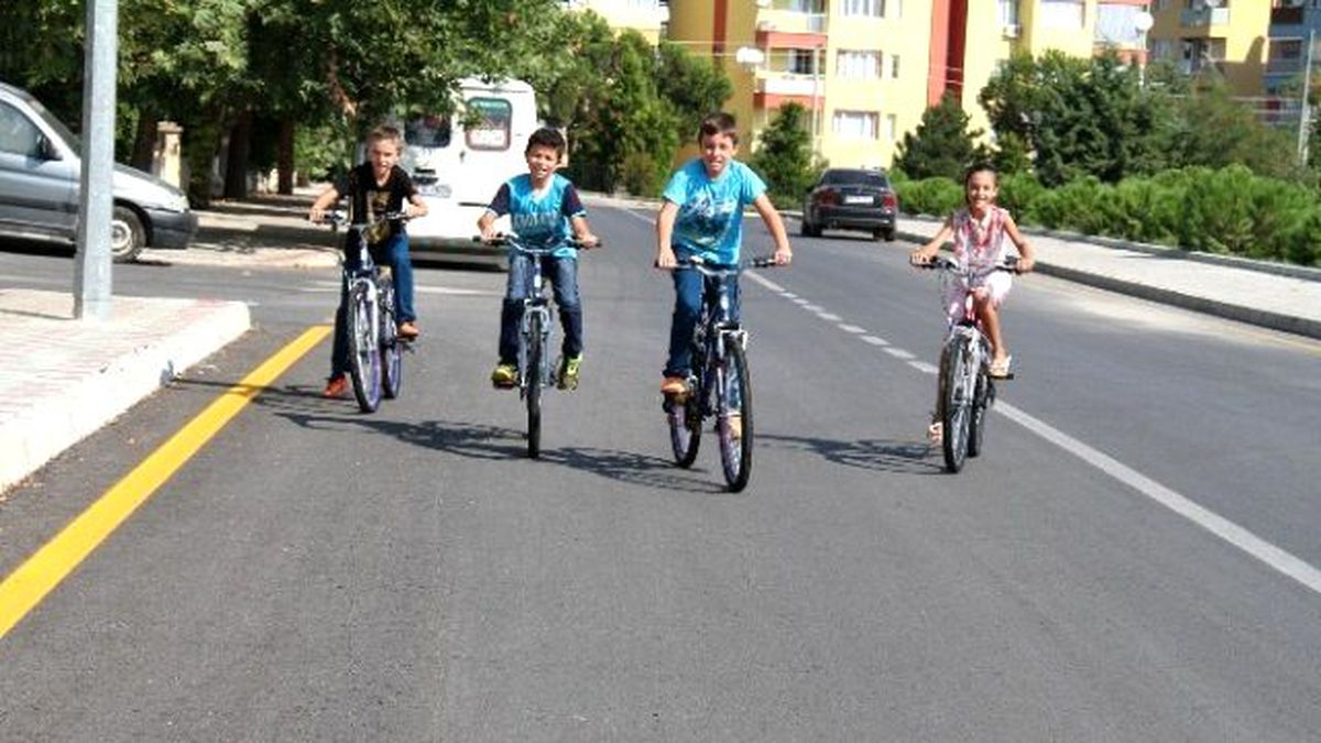 Denizli\'de Çocuklar Bisikletten İnmiyor