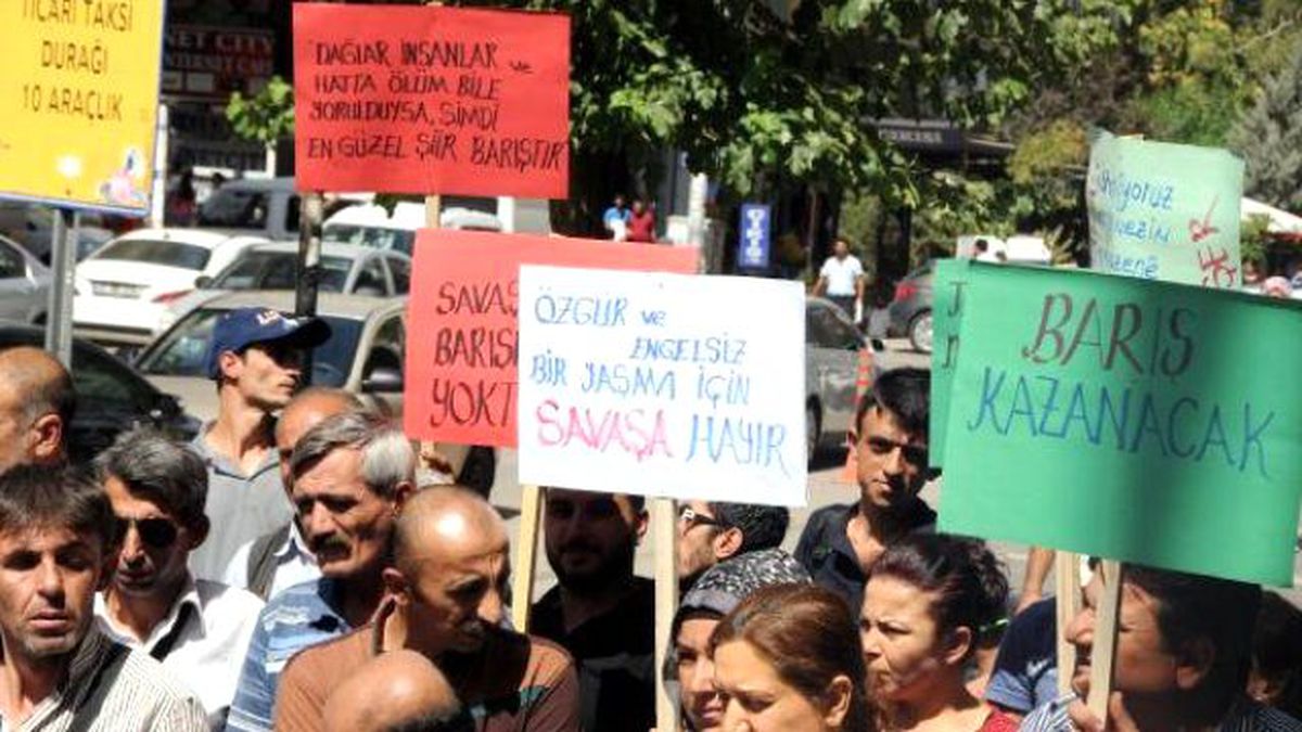 Diyarbakır\'da Engelliler Barış İçin Oturma Eylemi Yaptı