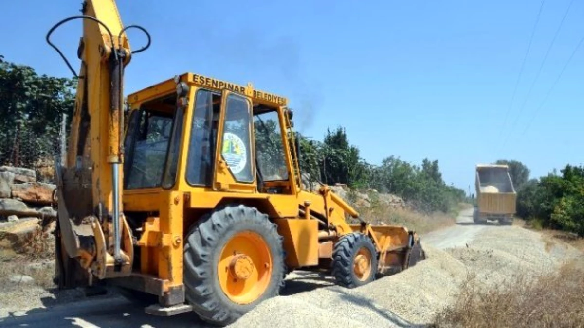 Erdemli Belediyesi Yol Çalışmalarına Esenpınar\'da Devam Ediyor