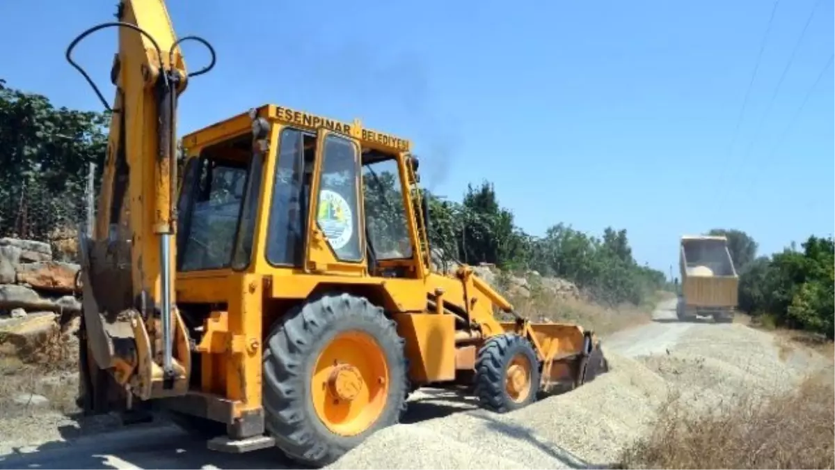 Erdemli Belediyesi Yol Çalışmalarına Esenpınar'da Devam Ediyor