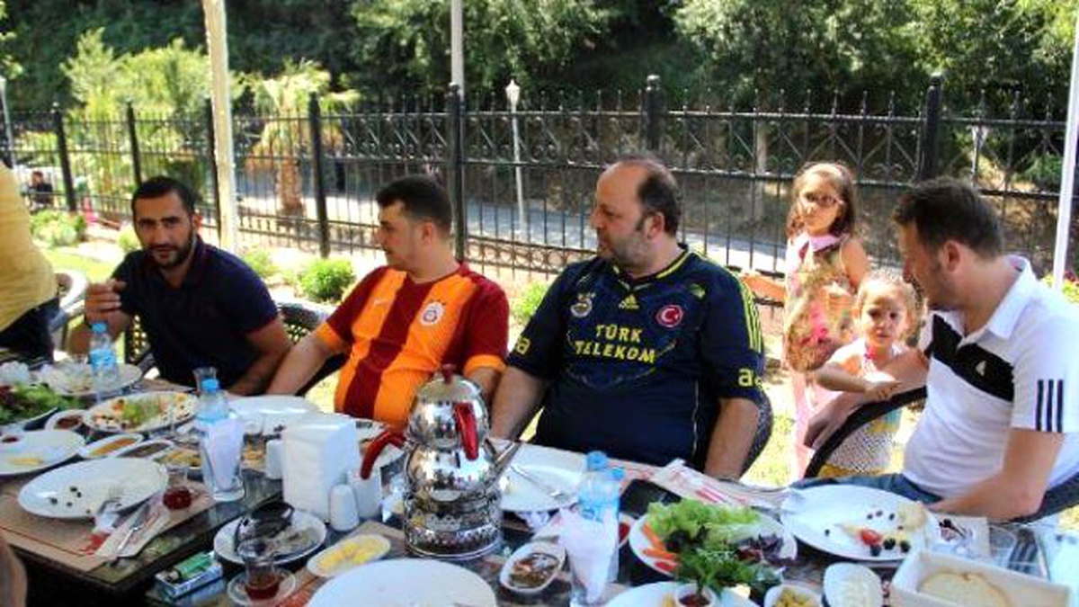 Eski Milli Futbolcu Ümit Karan Taraftar Dernekleriyle Buluştu