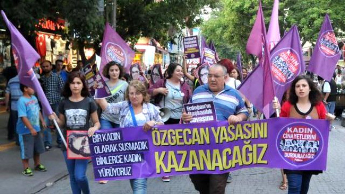 Eskişehir\'de Kadınlar \'Özgecan Yasası\' İçin Yürüdü
