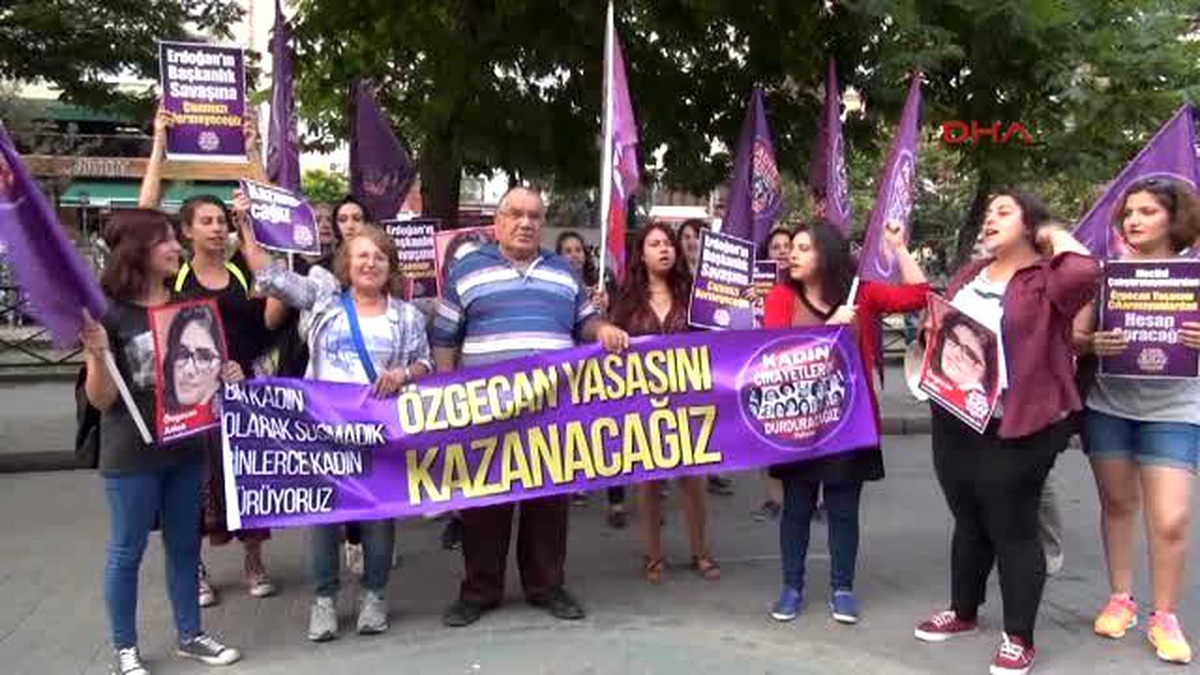 Eskişehir\'de Kadınlar \'Özgecan Yasası\' İçin Yürüdü