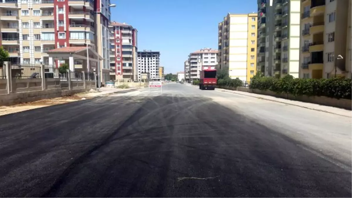 Gönültaş ve Çiftlik Caddeleri Finişerle Asfaltlanıyor