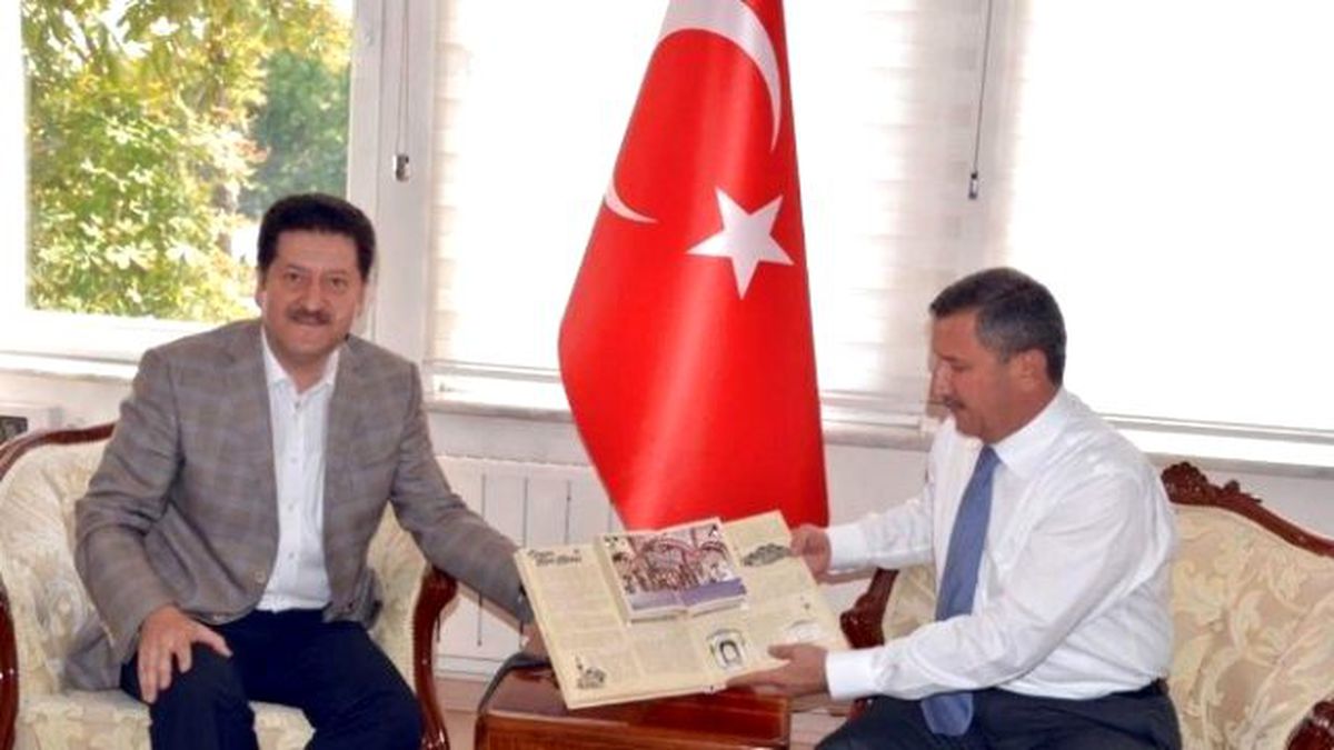 Hasan Fehmi Kinay, Vali Şerif Yılmaz\'a 3 Boyutlu \'Kütahya Tarih Atlası\' Hediye Etti