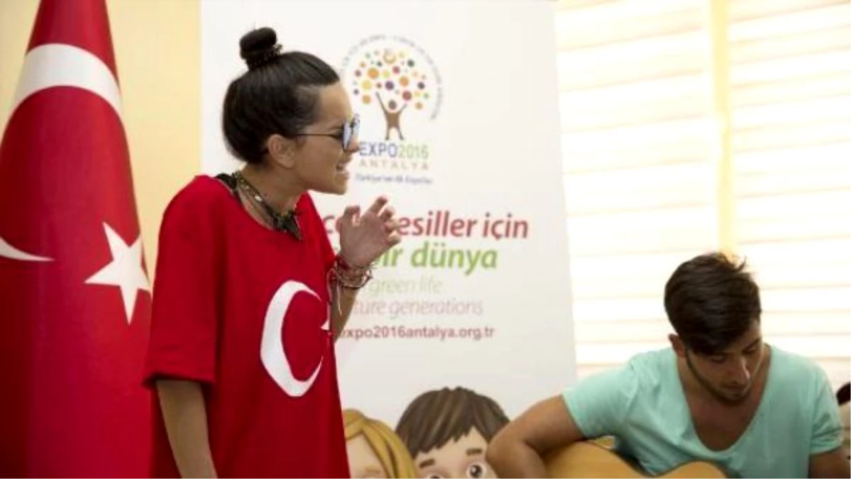 Inna, Türk Bayraklı Tişört Giydi, Ağaç Dikti