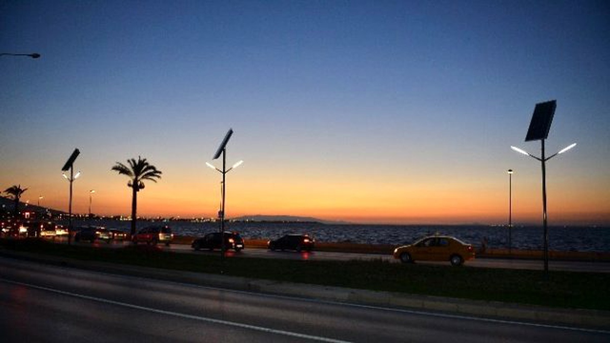İzmir\'de Sahile Güneş Enerjili Aydınlatma