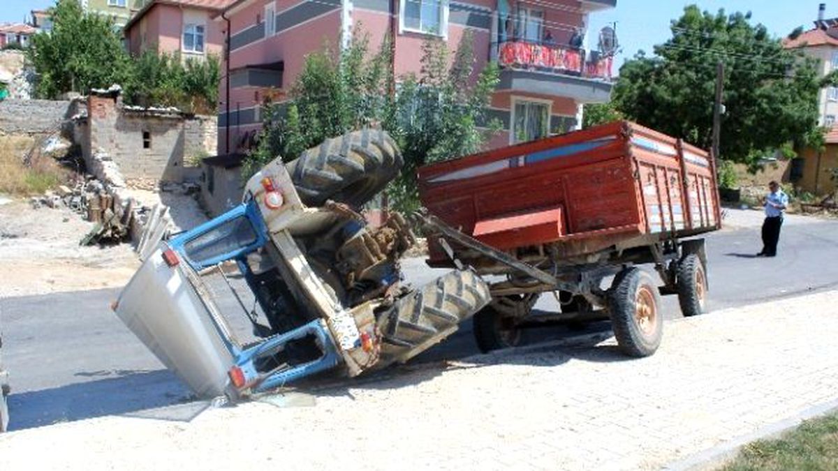 Karaman\'da Traktör Devrildi: 2 Yaralı