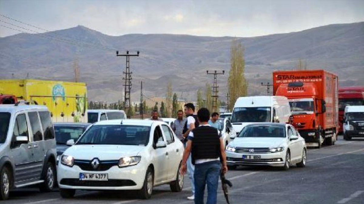 Karayolunu Kesen PKK\'lıları Etkisiz Hale Getirmek İçin Hava Destekli Operasyon Başlatıldı