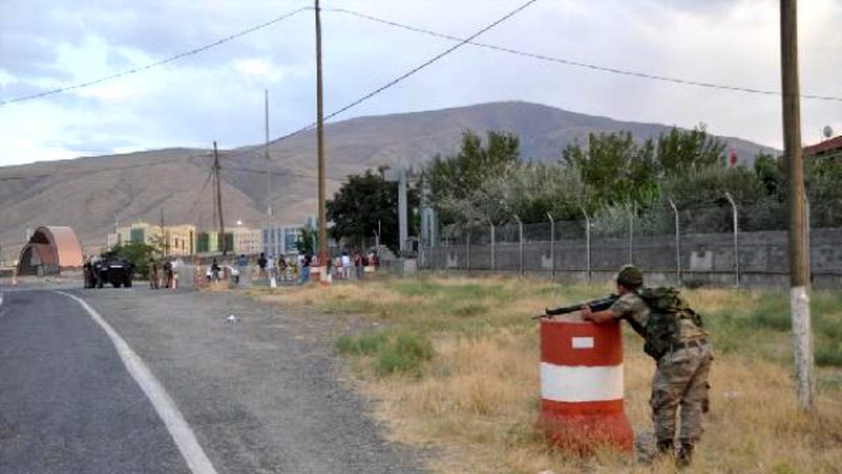 Karayolunu Kesen PKK\'lıları Etkisiz Hale Getirmek İçin Hava Destekli Operasyon Başlatıldı (2)