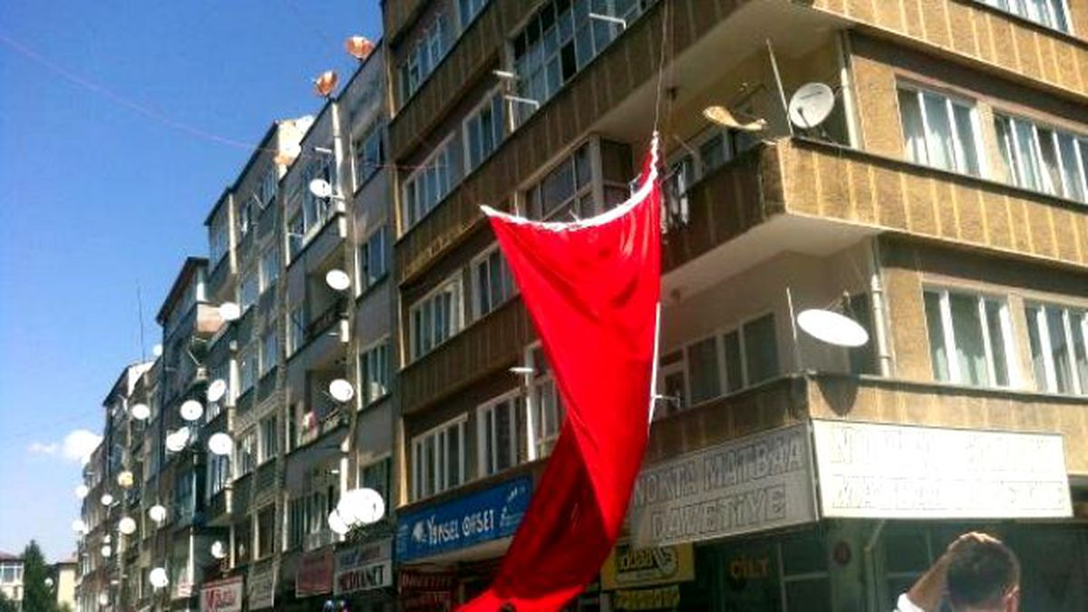 Kayseri\'te Esnaftan Teröre Dev Bayraklı Tepki