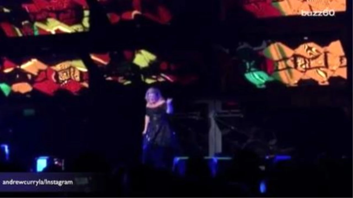 Kelly Clarkson Announces She\'s Pregnant During L.a. Concert
