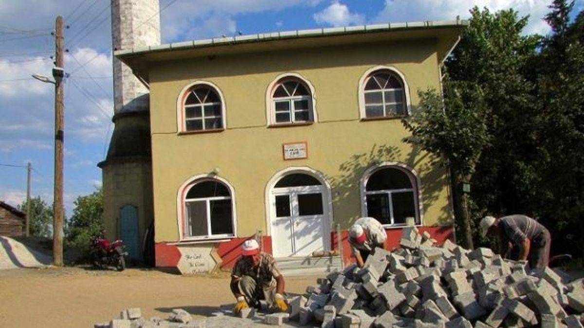 Oğlanalanı Köyü'ne Parke Taşı Döşeniyor